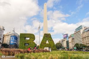 Ondertussen trad Shen Yun Touring Company op in Buenos Aires, Argentinë.  (foto door Chewy Chen)