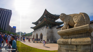Shen Yun zou dit weekend hebben kunnen optreden in Seoul, Korea; helaas gebeurde er het KBS incident, en werden de shows geannuleerd onder druk van de Chinese ambassade. De voorkant van het Gyeongbokgung Palace - Gwanghwamun 光化门, het is vele malen vernietigd geweest én weer opgebouwd sinds het gebouwd werd in 1395 tijdens het begin van de Joseon Dynasty.  (foto door danser Ben Chen)