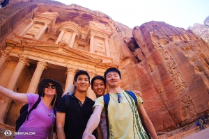 En verder naar de eeuwenoude stad Petra in Jordanië, waar ze een jongedame ontmoetten die de enige andere toerist daar was die dag.