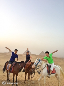 Wellicht de avontuurlijkste dansers van Shen Yun ; (van links naar rechts) Alvin Song, Alex Chun en Ben Chen reisden naar het midden oosten, en begonnen met de piramides van Giza in Egypte.
