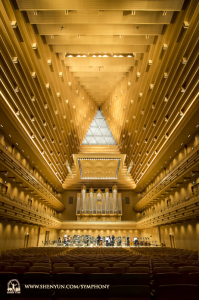 Het Shen Yun Symfonie Orkest startte de 2016 Tour in Tokyo Opera City Concert Hall in Azië op 15 september. (foto door bassist TK Kuo)