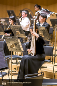 Yu-Ru Chen warmt zich op met de Chinese pipa, “de koning van Chinese instrumenten.” (foto door TK Kuo)