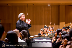 Dirigent Milen Nachev leidt de ongeveer 100 Shen Yun musici tijdens een repetitie voorafgaand aan de opening van de middagvoorstelling, direct gevolgd door een avondvoorstelling. (foto door TK Kuo)