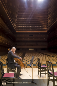 Cellist Yong Deng bereidt zich voor op de première in Tokyo. (foto door TK Kuo)