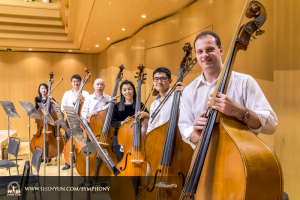 De gehele contrabas sectie, vanaf links: Juexiao Zhang, Wei Liu, Yu Deng, Hui-Ching Chen, TK Kuo, en Juraj Kukan.