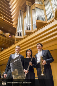 Vanaf links: Eerste klarinettist, fluitiste, en trompettist Yevgeniy Reznik, Chia-Jung Lee, en Eric Robins. (foto door TK Kuo)
