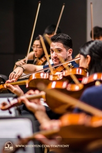 Eerste violist Stepan Khalatyan is de enige die tijdens deze repetitie samenwerkt met de cameraman in Taichung Chung Hsing Hall, Taiwan.