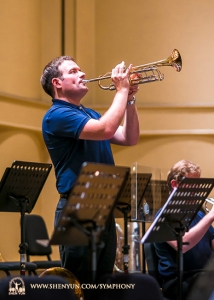 Eerste trompettist Eric Robins warmt zich op vooraf aan een voorstelling in Taiwan’s Chiayi City Cultural Center Music Hall.