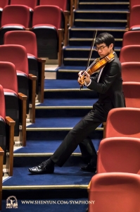 Violist Tongsheng Ye warmt zich op in Taoyuan’s Zhongli Arts Hall, Taiwan.