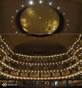 En uiteindelijk in Miami, Florida, waar Shen Yun International Company optrad voordat ze verder gaat naar New York. Hiro Kobayashi legde de bijzondere hal vast van Adrienne Arsht Center for the Performing Arts.