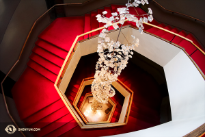 Alles aan de vormgeving van het National Arts Centre’s is gebaseerd op zes hoeken, van de vloer, tot aan het logo tot aan het trappenhuis. (Is het nog steeds een Fibonacci spiraal als het van zes hoeken is gemaakt?) (Foto door Ben Chen en Jeff Chuang)