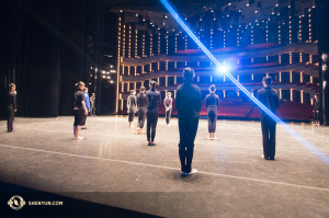 Dansers bereiden zich voor op een voorstelling in Ottawa. (Foto door Ben Chen en Jeff Chuang)