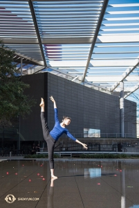 Hoofddanseres Cheney Wu geniet van de onverwachte zomer in Dallas, waar Shen Yun World Company afgelopen week optrad. (Foto door danseres Stephanie Guo)