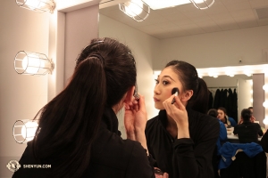 Deze keer staat Helen Li achter de camera om deze foto te maken van danseres Yuxuan Liu die zich aan het voorbereiden is op een voorstelling in Kansas City.