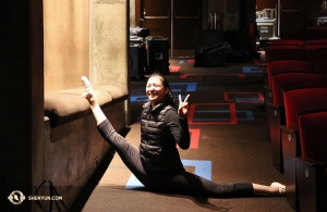 Danseres Jinyan Jin warmt zich op. (Foto door danseres Kaidi Wu)