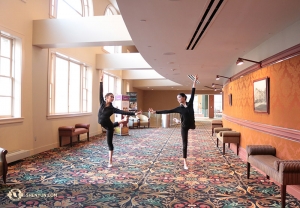 Danseressen Cherie Zhou (links) en Diana Teng warmen zich op vooraf aan een voorstelling in het Hippodrome Theatre in Baltimore. (Foto door danseres Helen Li)
