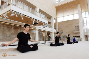 Na een trainingssessie houden dansers zoals Steve Feng (links) ervan om intense actie af te wisselen met momenten van innerlijke rust en oefenen een Falun Dafa meditatie begeleid met zachte muziek. (Foto door Jeff Chuang)