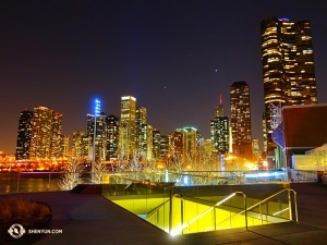Gedeelte van de Chicago skyline gezien vanuit het gebied vlakbij het theater en het Millennium Park. (Foto door danser Jun Liang)