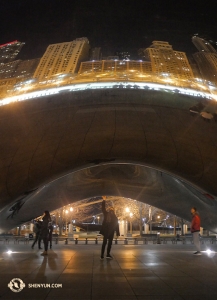 Danser Patrick Trang voelt de kracht van Chicago’s grote weerspiegelende boon, voormalig bekend als de Cloud Gate. (Foto door Ben Chen)