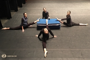 En het strekken gaat verder in het theater. Danseressen van Shen Yun International Company in het Buell Theatre in Denver, Colorado. Met de klok mee vanaf 9 uur: danseressen Jessica Si, Hannah Rao, Yuting Huang en Connie Kuang. (Foto door filmoperateur Annie Li)