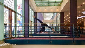 Naast de voorstellingen, repetities, reizen en zo nu en dan wat rust, is er niet veel tijd over. Maar wanneer ze een moment over hebben, gebruiken ze die meestal om hun kunst te oefenen. Hoofddanseres Olivia Chang in Denver’s Buell Theatre. (Foto door Annie Li)