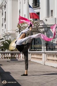En terug over de waterplas hield Shen Yun World Company haar eerste voorstellingen van dit jaar in Frankrijk. Hoofddanseres Lily Wang. (Foto door danseres Stephanie Guo)