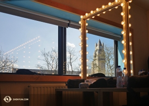 De volgende voorstellingen van de groep waren in Brugge, België. Deze foto laat een reflectie zien van de St. Salvador Cathedral in de spiegel van de kleedkamer. (Foto door danser Jun Liang)