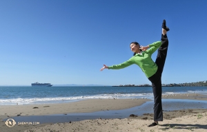 Hoofddanseres Elsie Shi op het strand van Santa Barbara. (Foto door danseres Hannah Rao)