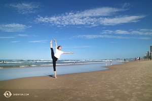 In Australië genoten Shen Yun New York Company en eerste danseres Evangeline Zhu van wat tijd op het strand van het prachtige Gold Coast.