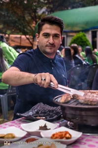 Het orkest reisde hierna verder naar de stad Daegu, waar het eerste concert plaats zou vinden. Eerste violist Stepan Khalatyan en de rest van de groep aten een traditionele Koreaanse barbeque om in de stemming te komen.  (Foto door TK Kuo)