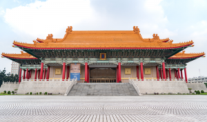 De grandeur van de Taiwanese Nationale Concertzaal met het gouden dak, omhoog krullende dakranden, en massieve rode zuilengangen doen denken aan de paleizen uit de Ming en Qing dynastieën van China (1368-1912).