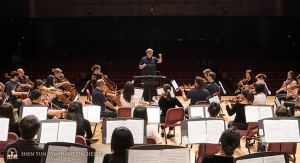Dirigent Milen Nachev bereidt het orkest op hun laatste uitvoering in Taiwan voor.