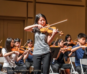 Soliste Fiona Zheng speelt met passie.