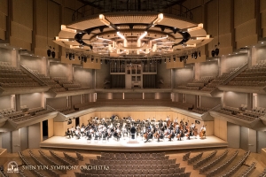 Eén van Canada’s voornaamste concertzalen, Roy Thomas Hall, heeft een pijporgel en een speciale aflopende architectuur. Dit is het vierde jaar dat het Symfonieorkest hier optrad.