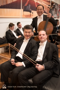 Eerste bassist Juraj Kukan ( r ) en bassist Wei Liu wachten op de hereniging met hun instrumenten op het podium - cellist James Zheng hoeft niet te wachten!
