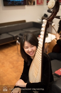 Pipa speler Yuru Chen besteedt quality time aan haar instrument.