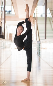 Een volkomen rechte Michelle Lian stretcht in de hal van het Four Seasons Centre. Michelle is eerste danseres bij Shen Yun New York Company.