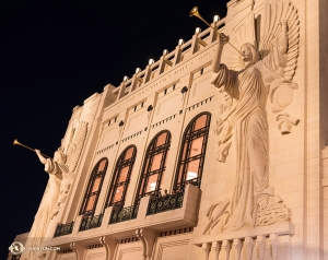 Shen Yun World Company bezocht ondertussen Fort Worth, Texas met drie uitverkochte shows. De Bass Performance Hall, gemodelleerd naar klassieke Europese operagebouwen, heeft twee prachtige ruim 14 meter hoge gebeeldhouwde engelen die de voorgevel versieren. (Foto door celliste Danielle Wang)