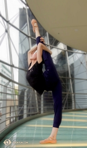 Eerste danseres Elsie Shi warmt op terwijl ze van het uitzicht geniet. (Foto door filmoperateur Annie Li)