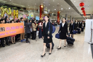 Eerste danseres Elsie Shi en andere danseressen arriveren met hun bagage in Taiwan.