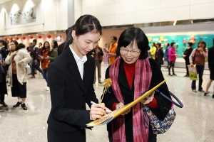 Eerste danseres Jailing Chen zet een handtekening.