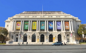 Het War Memorial Opera House was de uitverkoren locatie voor Shen Yun International Company in San Francisco. Dit jaar hadden ze daar acht uitverkochte optredens. Welk beeld ervan vind u mooier, dag of nacht?