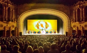 Hier is de Spaans-barokke bouwstijl van het Orpheum Theatre in Phoenix in Arizona te zien. Shen Yun Touring Company heeft acht shows opgevoerd te midden van deze ingewikkelde muurschilderingen en lijstwerk.