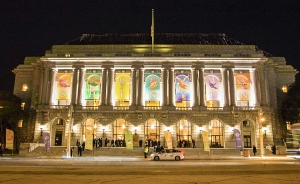 Het War Memorial Opera House was de uitverkoren locatie voor Shen Yun International Company in San Francisco. Dit jaar hadden ze daar acht uitverkochte optredens. Welk beeld ervan vind u mooier, dag of nacht?