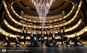 Shen Yun World Company poseert in het Winspear Opera House in Dallas, Texas. Het theater werd ontworpen als een 21e-eeuwse versie van een traditioneel operahuis. De enorme intrekbare kroonluchter van het theater hangt op de achtergrond.