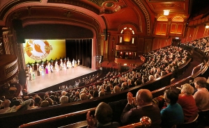 Ondanks het ondergaan van een grote renovatie, heeft het theater nog steeds zijn licht-armaturen uit de jaren 1920 en art deco pleisterwerk behouden. 