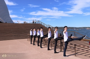 Weer terug in zonnig Australië! Dansers van Shen Yun International Company staan in de rij voor het Sydney Opera House. Ze willen weten of U al kaarten hebt voor Shen Yun. (Foto door danser Nick Zhao)