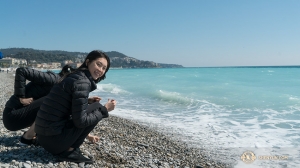 Eerste danseres Hsiaohung Lin en een collega-danser genieten van het milde weer langs de kust in Nice. (Foto door percussionist Tiffany Yu)