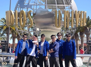 Een bezoek aan Californië is niet compleet zonder een bezoek aan Universal Studios. Danser Chad Chen, danser Ben Chen, danser Leo Lee, gids Sam Pu, danser Jun Liang en danser Daniel Sun (van links naar rechts) bezoeken het beroemde attractiepark in L.A. op hun vrije dag na het optreden in het Microsoft Theater. (Foto door productiemanager Gregory Xu)