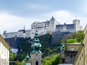 Aan de andere kant van de wereld bezoekt Shen Yun New York Company Salzburg in Oostenrijk voor twee voorstellingen. Het beroemde kasteel Hohensalzburg staat boven op een heuvel vlak bij het theater en trekt onze aandacht. (Foto door danser Tony Zhao)